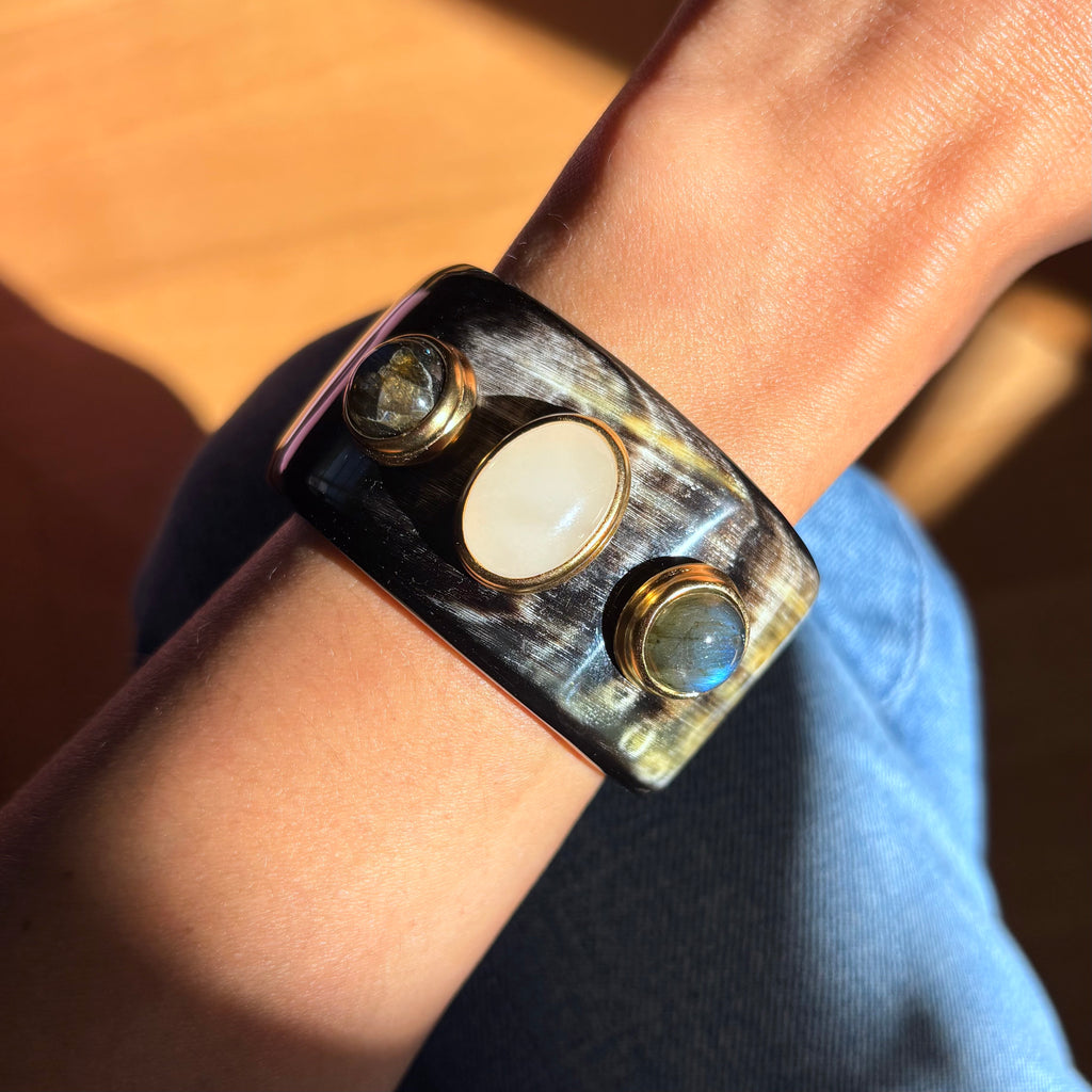 manchette en corne, jade blanc, labradorite, pierres semi-précieuses