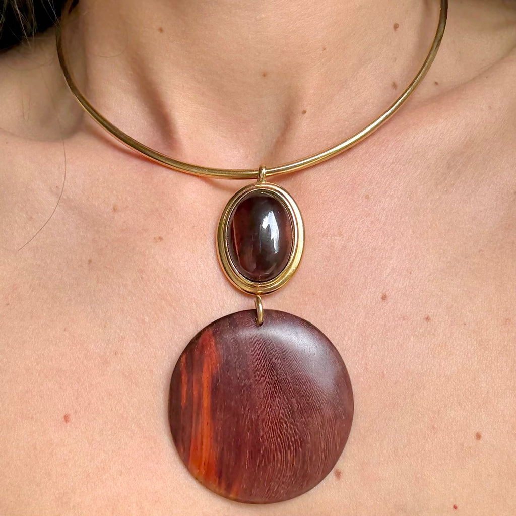 collier torque, pierres semi précieuses, Oeil de taureau, bois