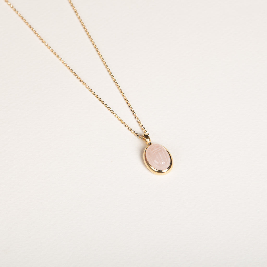collier, mini pendentif scarabée, quartz rose, pierre semi précieuse